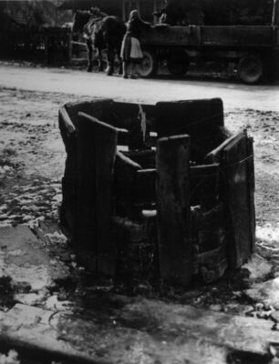 Krapje (Jasenovac) - Seoski bunar ispred kuće kbr. 15 i 16