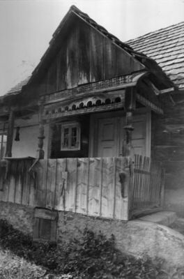 Potok (Popovača) - Stambena drvena prizemnica s rezbarenim t