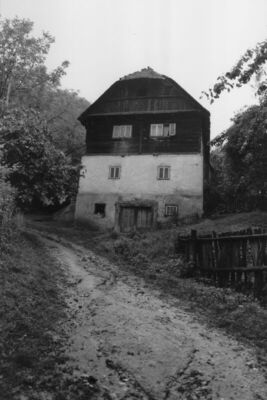 Hrastovica (Petrinja) - Kuća „na podrum“, katnica, građena 1