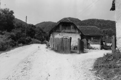 Hrastovica (Petrinja) - Kuća od drvene građe, djelomično pod