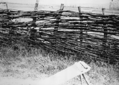 Gušće (Sisak) - Ograda dvorišta kuće kbr. 282, prema voćnjak