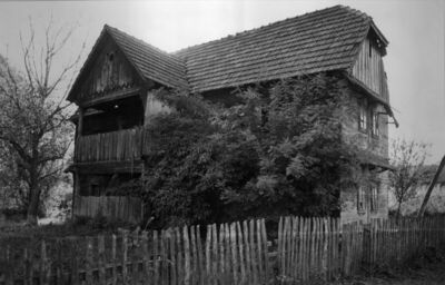 Potok (Popovača) - Stambena drvena katnica s istaknutim vert