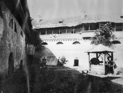 Sisak - Stari grad, detalj - unutarnje dvorište, pogled na s
