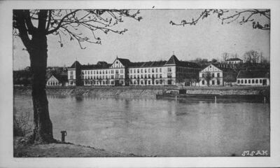 Sisak - Veduta grada uz lučki nasip sa zdanjem Domobranske v