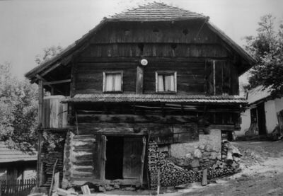 Komora (Dvor na Uni) - Kuća Vojina Savića, pogled na zabatno