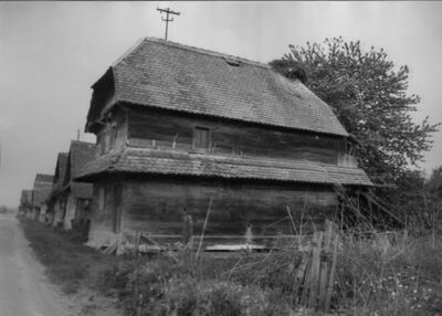 Krapje (Jasenovac) - Drvene kuće u nizu; situacija