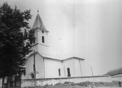 Novska - Župna crkva sv. Luke - Vanjština - pogled na kapelu