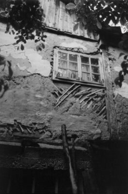Hrastovica (Petrinja) - Detalj konstrukcije kuće i prozor; k