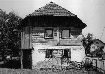 Unčani (Dvor na Uni) - Kuća Pere Mutavđije, pogled na zabatn