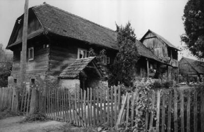 Voloder (Popovača) - Kuća zidana ciglom u prizemlju te hrast