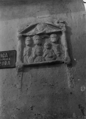 Jasenovac - Zgrada škole, detalj: antikni reljef uzidan u pr
