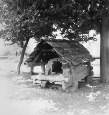 Letovanić (Lekenik) - Krušna peć (sprijeda) u dvorištu kuće 