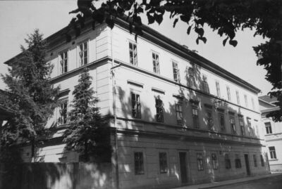 Glina - Zgrada osnovne škole, klasicističkih oblika