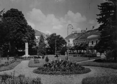 Sisak - Jelačićev trg s parkom i bistom Petra Karađorđevića