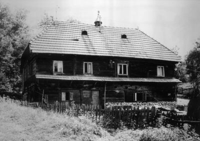 Komora (Dvor na Uni) - Kuća Dušana Jovića, sagrađena iz hras