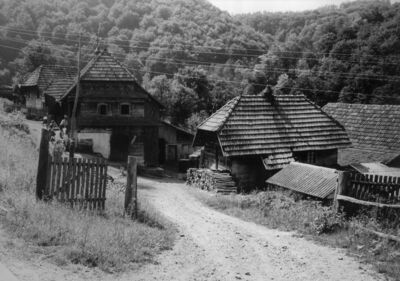 Komora (Dvor na Uni) - Dvije kuće u vlasništvu Aleksandra Sa