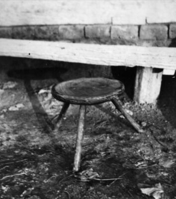 Krapje (Jasenovac) - „Mali stolec“ - niski tronožac za sjede