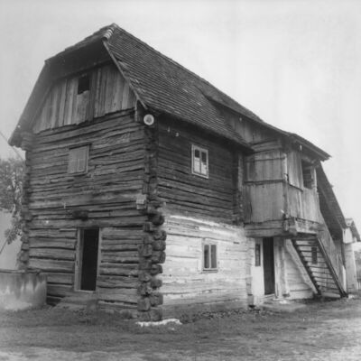 Crnac (Sisak) - Pogled na stražnju, dvorišnu fasadu katnice 