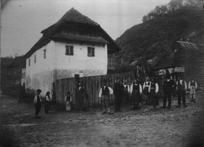Zrin (Dvor na Uni) - Kuće seoske sa seljacima koji poziraju