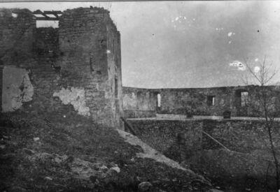 Hrvatska Kostajnica - Stari grad - Pogled na kulu i porušeni