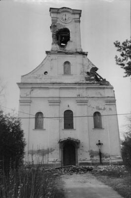 Sunja - Župna crkva Sv. Marije Magdalene - Pogled na glavno 