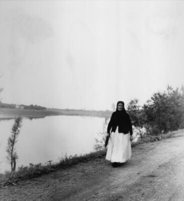 Gušće (Sisak) - Starija žena u nošnji, na nasipu Save