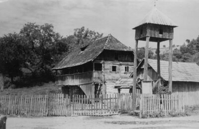 Kraljevčani (Petrinja) - Drveni zvonik i kuća na raskršću ce