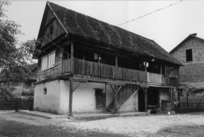 Hrastovica (Petrinja) - Drvena kuća sa zidanim podrumom i ga