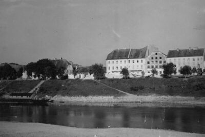 Sisak - Panorama lijeve obale Kupe sa srušenim Magazinom