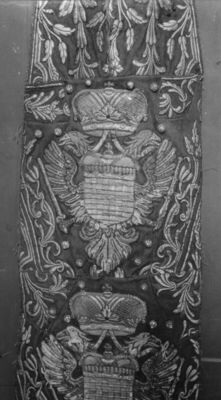 Komogovina (Donji Kukuruzari) - Epitrahilj, detalj s grbovim