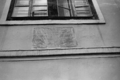 Topolovac (Sisak) - Jednokatna zgrada, detalj s kamenom ploč