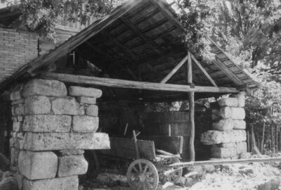 Letovanci (Sisak) - Gospodarska zgrada uz raskršće s ugrađen