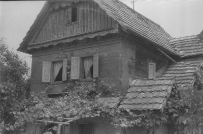 Stari Farkašić (Lekenik) - Novija podzidana brvnara-katnica 