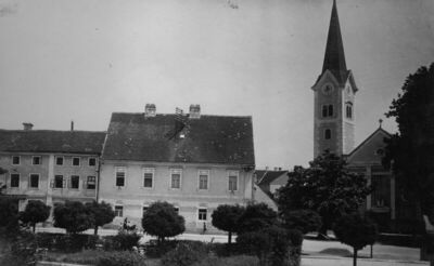Sisak - Jelačićev trg sa župnom crkvom i župnim uredom; spri