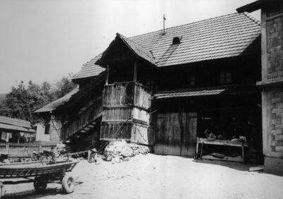 Komora (Dvor na Uni) - Kuća Đure Zorića, drvena, dijelom u t