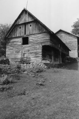 Hrastovica (Petrinja) - Štala, veliki drveni objekt s dvije 
