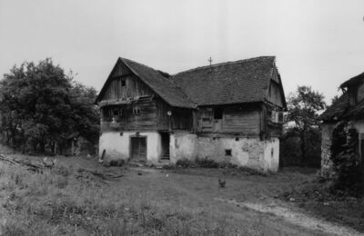 Hrastovica (Petrinja) - Kuća „čardak“ na kat, građena kao za