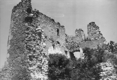 Zrin (Dvor na Uni) - Stari grad - Ruševine kule, pogled na u