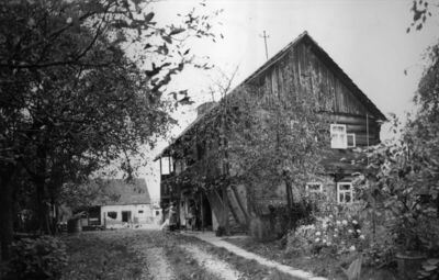 Repušnica (Kutina) - Drvena stambena katnica s trijemom na u