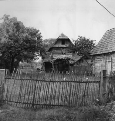 Gušće (Sisak) - Drvena katnica, vez „na hrvatski vugel“, kbr