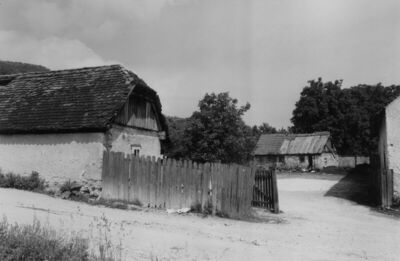 Hrastovica (Petrinja) - Seoska okućnica: kuća s gospodarskim