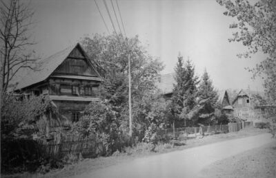 Osekovo (Popovača) - Ulični potez s drvenim stambenim katnic