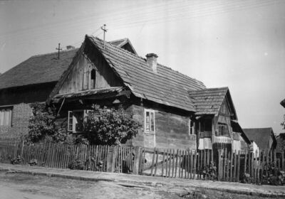 Kutina - Prizemna brvnara od tesane građe s otesanim uglovim