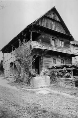 Repušnica (Kutina) - Drvena stambena katnica s trijemom na k