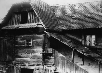 Gušće (Sisak) - Dvorišno pročelje s natkrivenim stubištem je