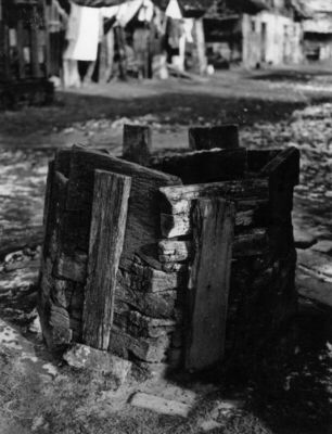 Krapje (Jasenovac) - Seoski bunar ispred kuće kbr. 15 i 16