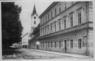 Glina - Zgrada gimnazije i crkva sv. Ivana Nepomuka nasuprot