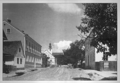 Kutina - Najstarija škola u Kutini iz 1799. godine (desno) -
