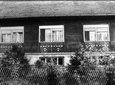 Osekovo (Popovača) - Kuća kbr. 166: beton, drvo i ukrasi na 