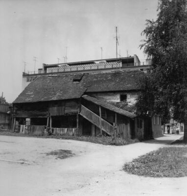 Sisak - Stara drvena katnica uz novogradnju u ulici Nade Dim